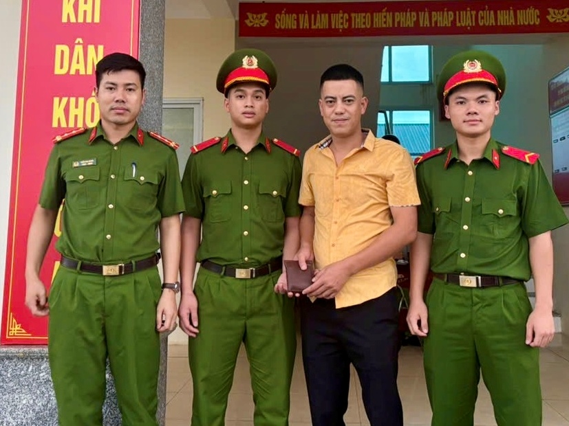 Phòng Cảnh sát cơ động: 2 chiến sĩ nghĩa vụ  nhặt được của rơi, trả lại người đánh mất